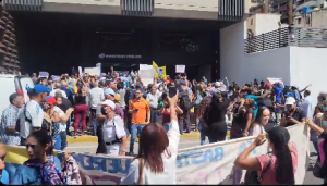 EN VIDEO: Docentes y demás gremios se concentran frente a la sede del Ministerio Público #16Ene