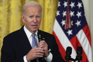 Biden avanza en nuevas acciones para proteger el acceso a pastillas abortivas en EEUU