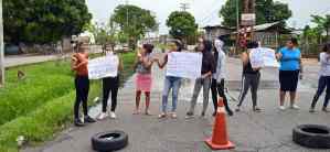 Padres se cansaron de las promesas y cerraron avenida en Maturín por un preescolar que se cae a pedazos