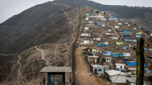 El “muro de la vergüenza”: el derrumbe de la polémica frontera urbana que separa a ricos y pobres en Lima (Fotos)