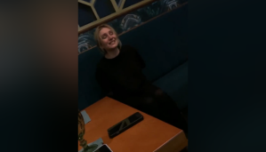 Arrestan y multan a un matrimonio por hablar de noticias sobre Ucrania en una cafetería de Rusia (VIDEO)