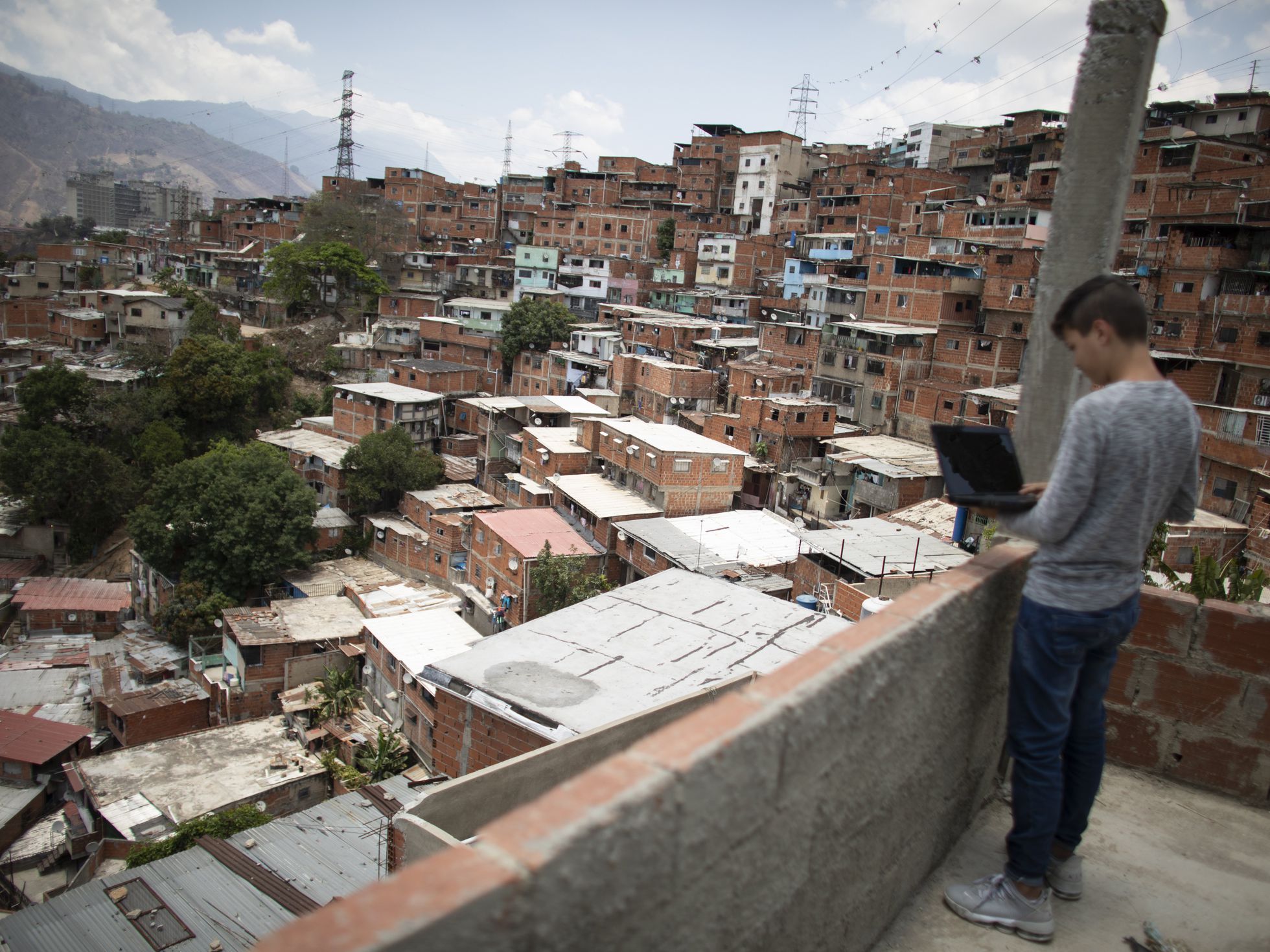 Deficiencias de Cantv dan paso al internet de fibra óptica en zonas populares de Caracas