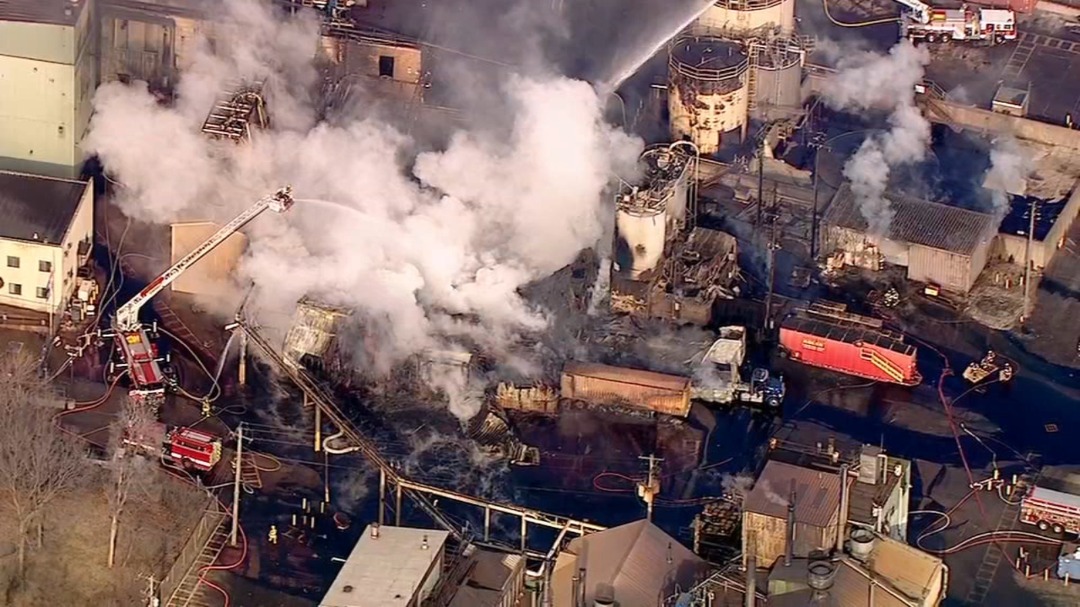 VIDEOS: El impresionante incendio en una planta química de Illinois