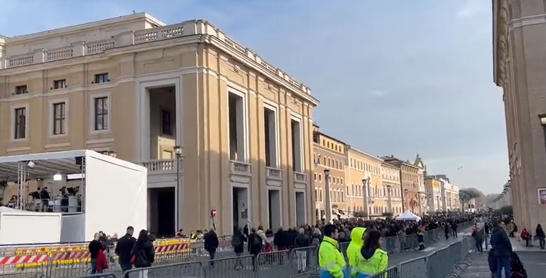 Casi 160 mil personas han pasado por la capilla ardiente del papa emérito Benedicto XVI (Video)