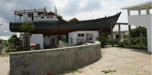 Después de 18 años de un devastador tsunami, un barco “salvador” sigue sobre el tejado de una casa