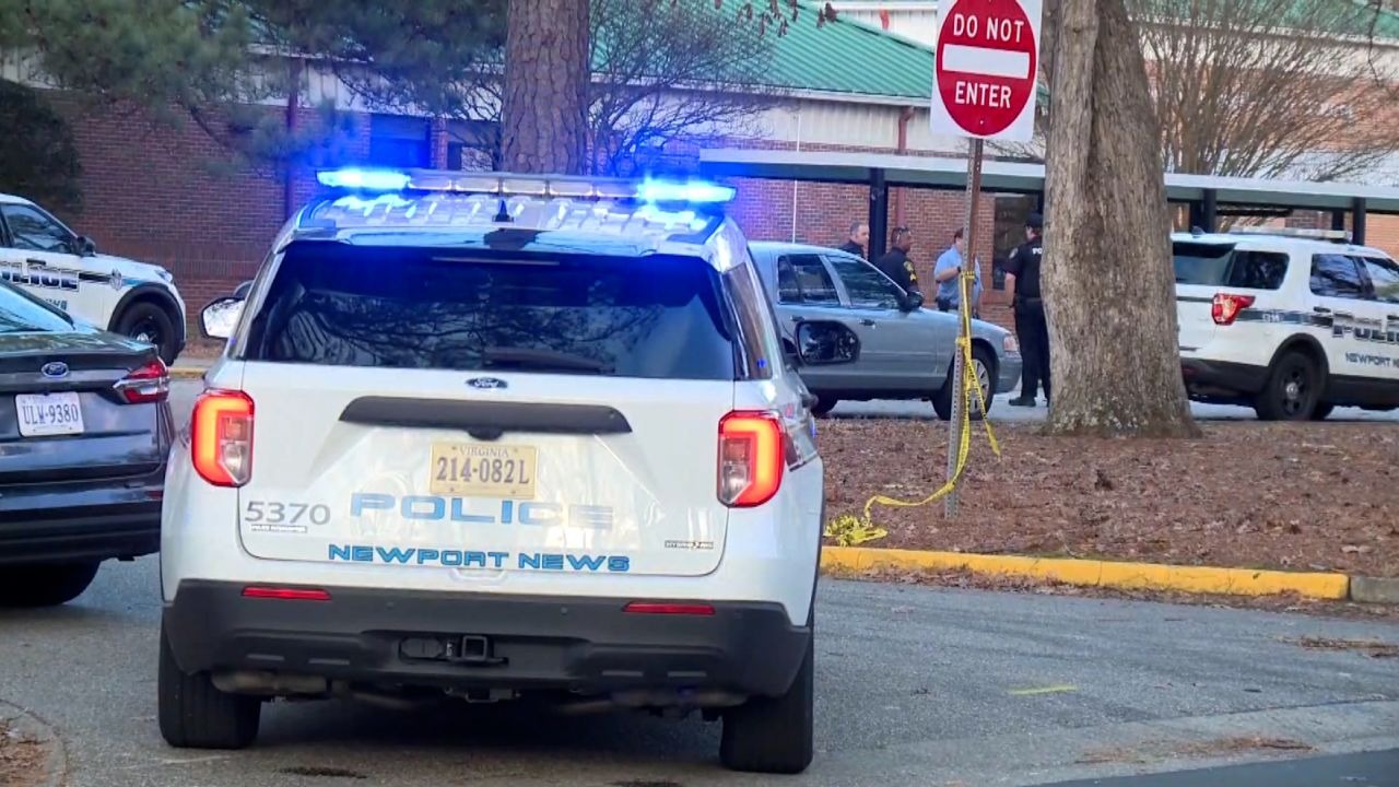 Niño de seis años fue llevado bajo custodia por la policía al dispararle a su maestra en Virginia