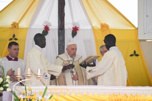El papa Francisco llama a “deponer las armas” al cierre de visita a Sudán del Sur