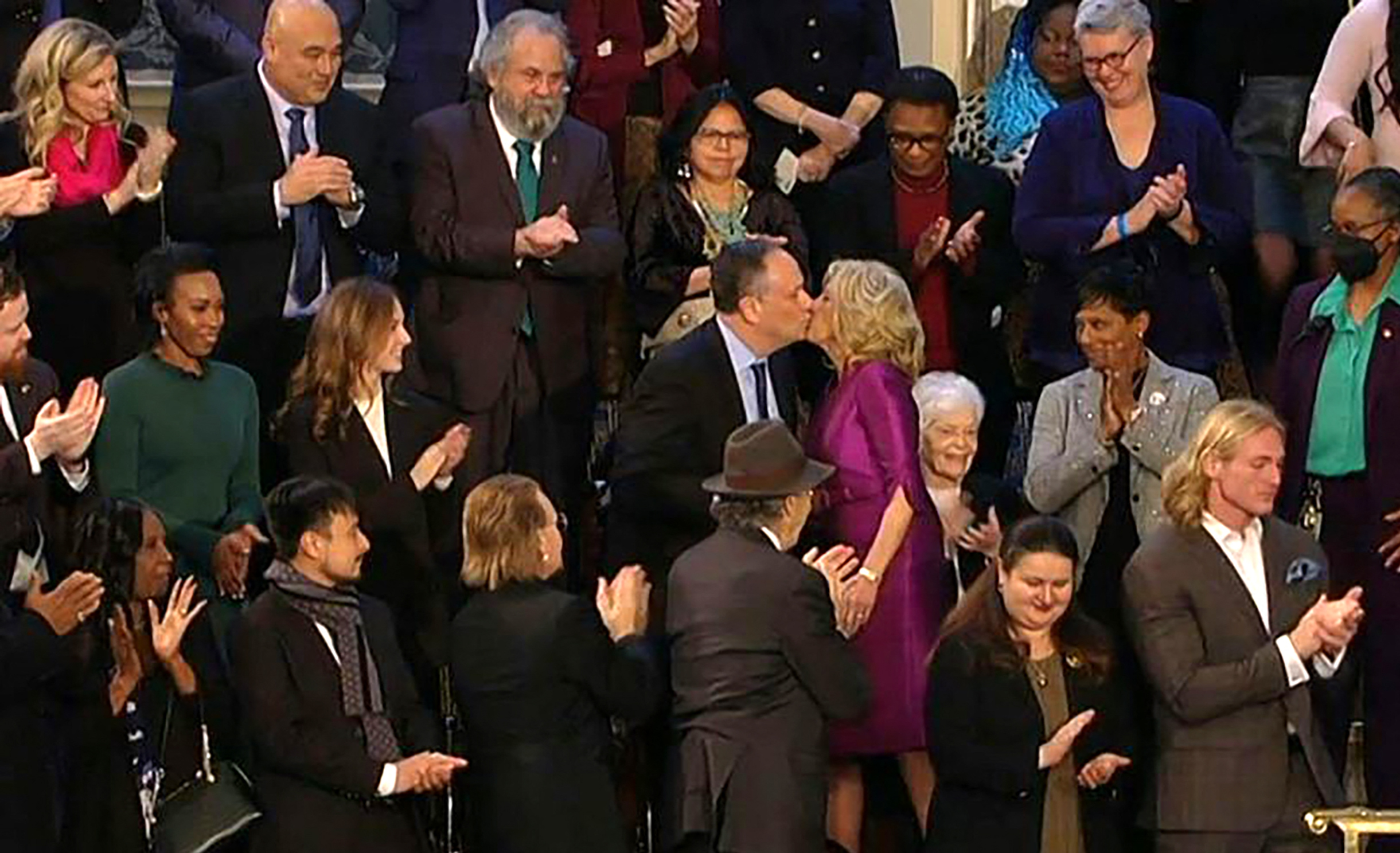 VIDEO: ¿fue un beso en los labios? Debate por gesto entre Jill Biden y el esposo de Kamala Harris