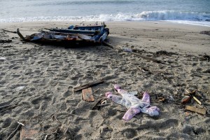 Sube a 70 el número de víctimas del naufragio de un barco de migrantes en Italia
