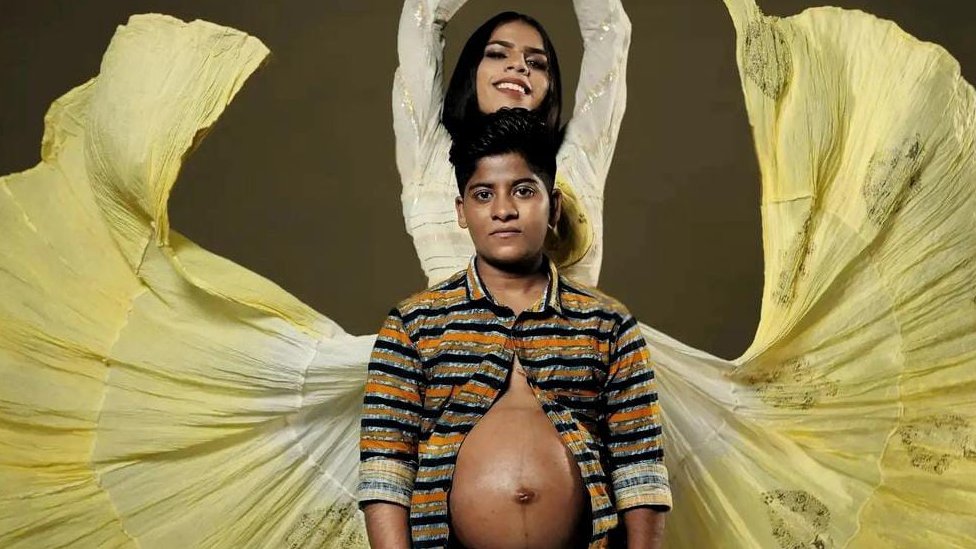 Pareja celebra el nacimiento del primer bebé de un hombre trans en la India (FOTO)