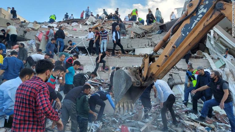 Rescatan con vida a niño de dos años deshidratado con más de 24 horas bajo los escombros en Turquía (VIDEO)