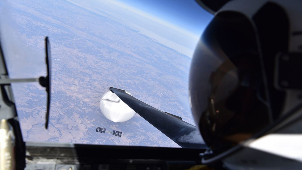 FOTO de uno de los globos chinos tomada desde un caza de EEUU