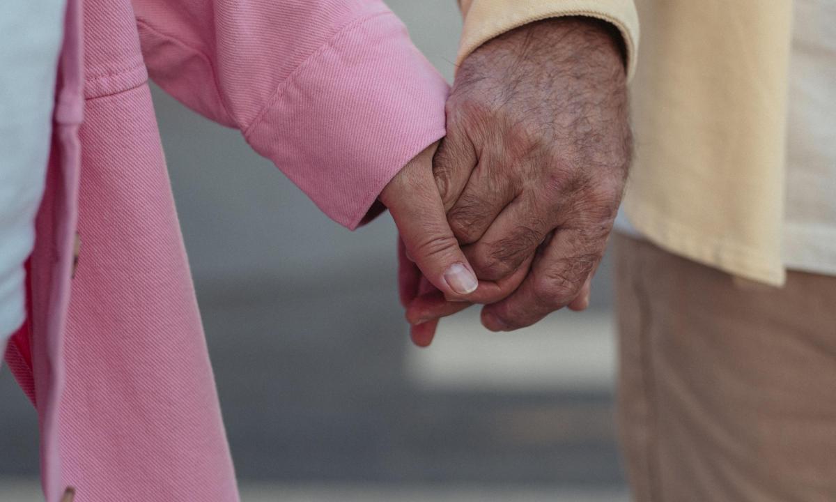 Tiene 92 años y se prepara para su primera cita en casi tres décadas (VIDEO)