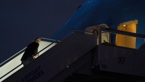 Lo volvió a hacer: Biden falló su coordinación y resbaló al intentar subir hacia el avión presidencial (VIDEO)