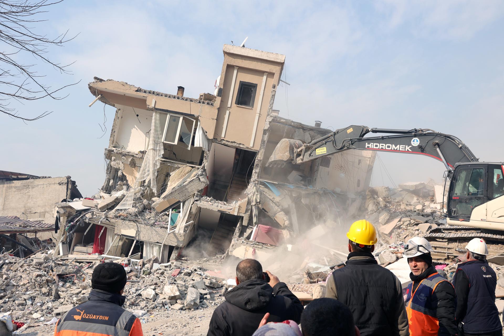 Rescatan a cuatro personas cuatro días después del terremoto en Turquía