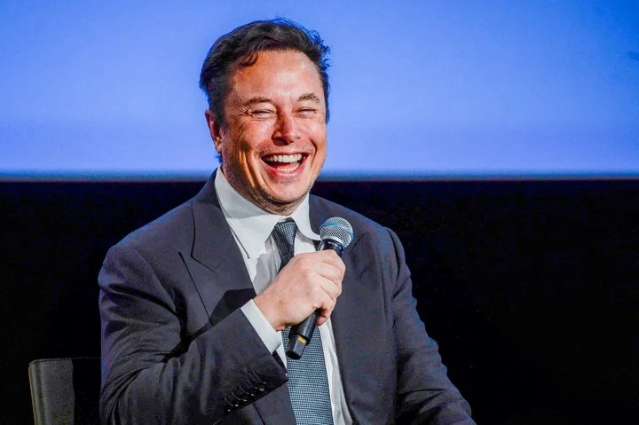 ¿Qué significa? La polémica foto que Elon Musk publicó en Twitter a la medianoche
