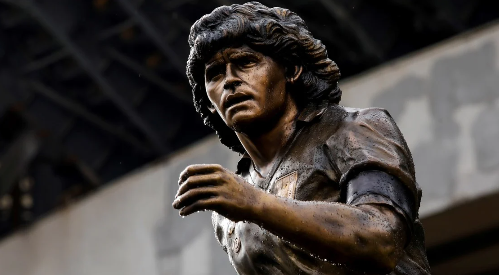 Polémica en Nápoles: sacaron la estatua de Maradona en el estadio y se la devolvieron a su creador