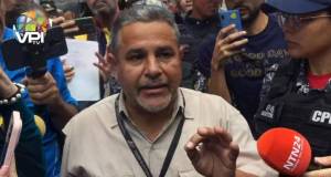 Coordinador del CNE en Caracas quedó “en el aire” ante reclamo juvenil por la falta centros de registro electoral (VIDEO)