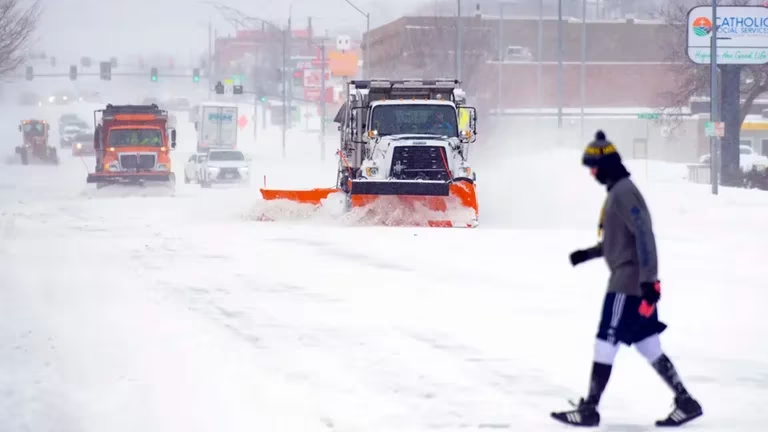 Tormentas invernales se extienden de costa a costa en Estados Unidos