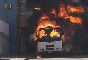 Autobús se prendió en llamas en Puerto La Cruz