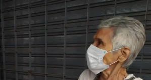Abuelita de 76 años se encadena por tercera vez para exigir la desocupación de su local en Anzoátegui
