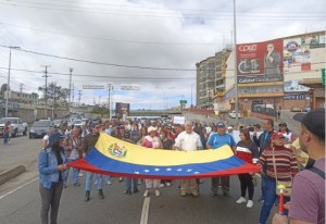 Docentes, jubilados y pensionados tomaron la carretera Panamericana para protestar contra Maduro #2Feb