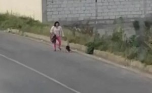 Imágenes sensibles: Madre patea brutalmente a su pequeño hijo en plena calle para matarlo