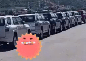En VIDEO: una fila de camionetas Toyota, los regalitos que acaban de llegar a Puerto Cabello