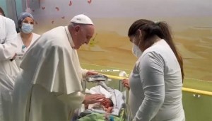 Papa Francisco bautizó a un bebé en el hospital mientras se recupera de su bronquitis (VIDEO)