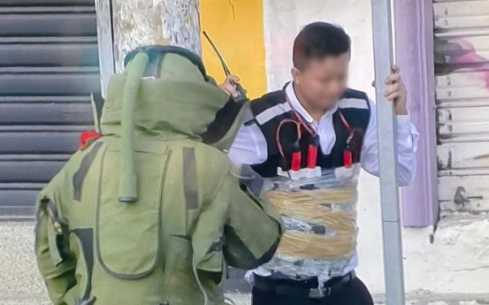 Policía desactiva supuesta bomba adherida al cuerpo de un hombre en Ecuador