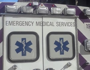 ¡Insólito! Paciente borracho robó ambulancia donde fue transportado en Nueva York y se fue de paseo