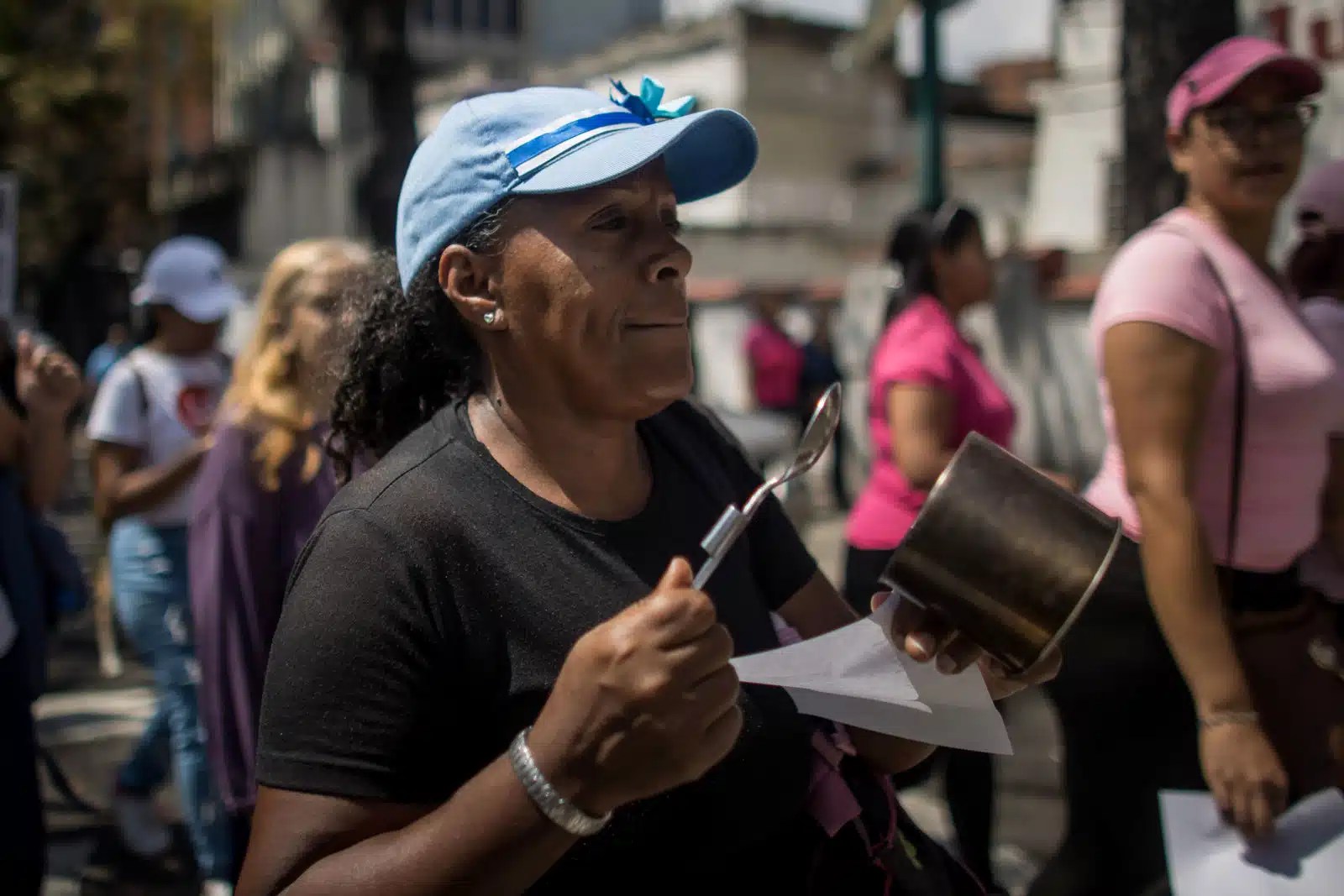 Mujeres venezolanas exigen mejores salarios y reconocimiento de las tareas del hogar