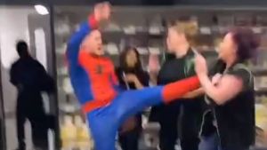VIDEOS: campeón de artes marciales vestido de Spider-Man golpeó sin piedad a una mujer