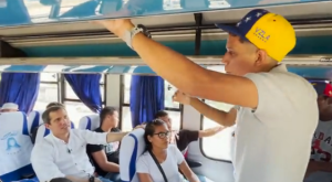 VIDEO: Guaidó acompañó a jóvenes desde Santa Teresa del Tuy para su registro electoral en Los Teques