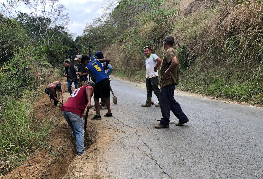 A punta de pico y pala, comunidad en Guárico abre zanja para instalar fibra óptica de Cantv