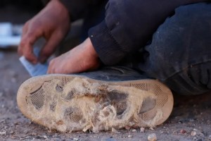 Los zapatos que usan los coyotes para ocultar sus huellas en la frontera con EEUU