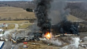 Departamento de Justicia demanda a Norfolk Southern por el descarrilamiento de tren en Ohio