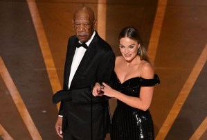 La razón por la que Morgan Freeman lleva un guante en sus apariciones públicas