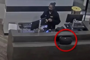 Olvidó su equipaje en el mostrador de aerolínea en Nueva Orleans y no pudo creer lo que hicieron con él (VIDEO)
