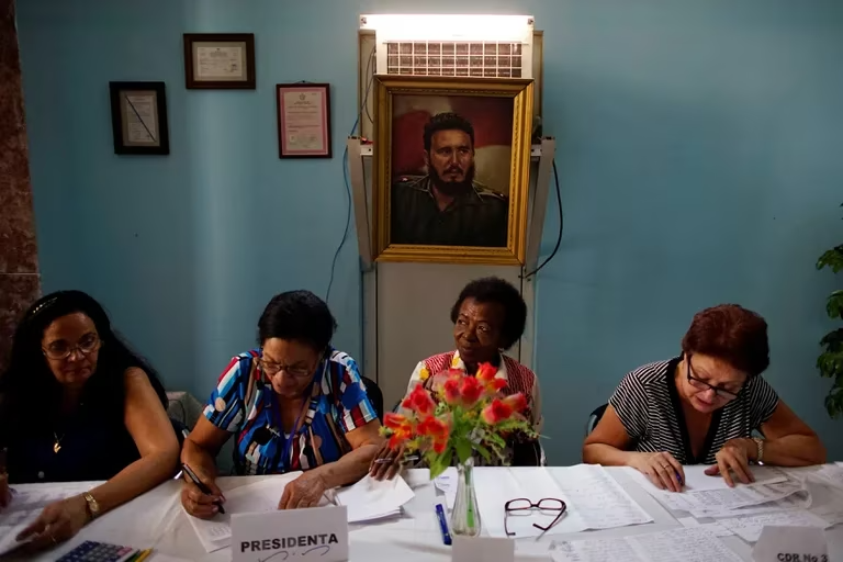 Los cubanos van a las urnas en otra predecible e insólita elección