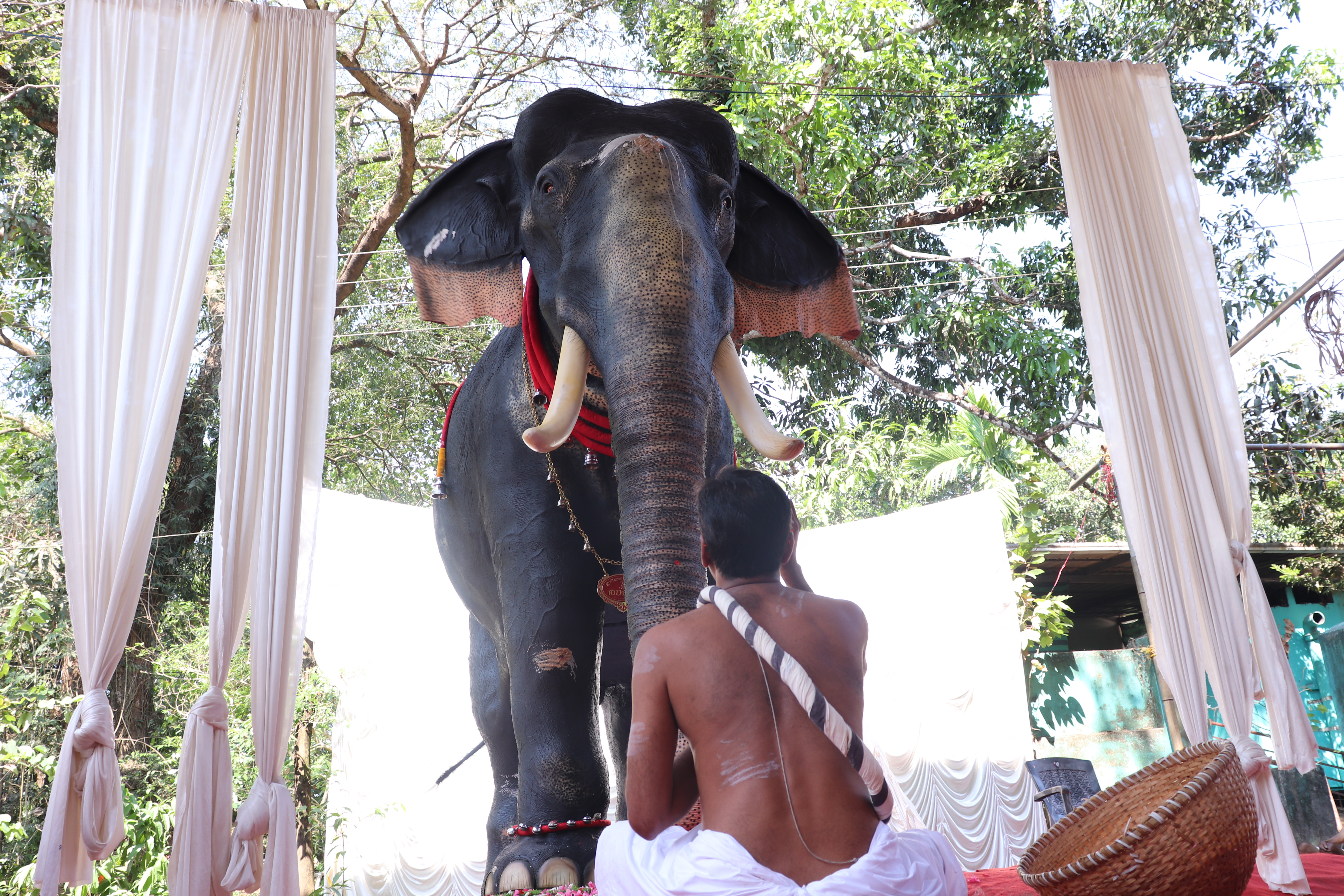 Un templo hindú usa elefante robótico para evitar crueldad con los animales