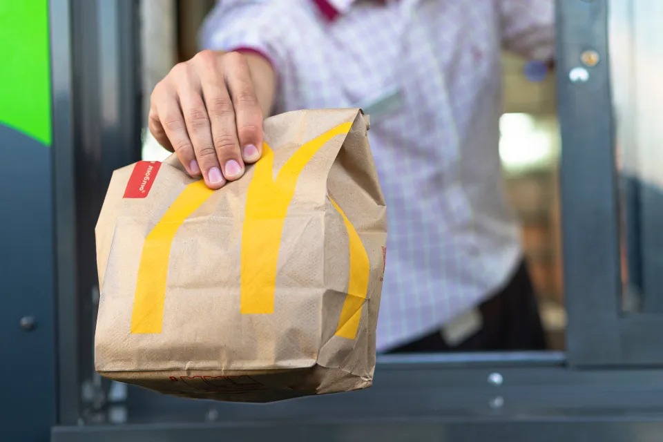 Captan a empleada de McDonald’s realizando un acto aberrante