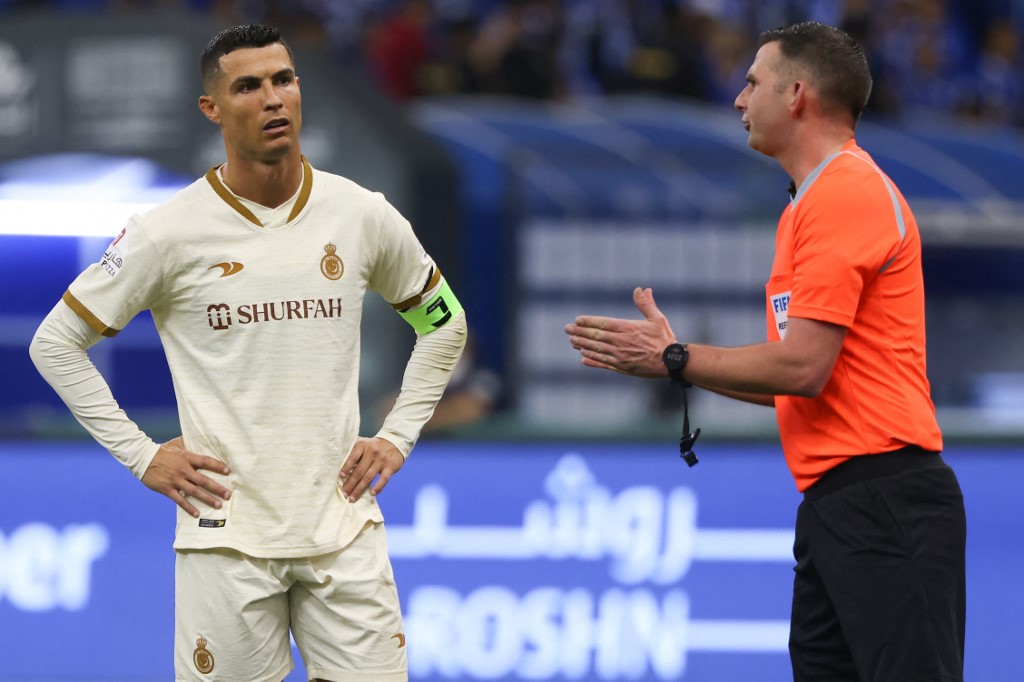 El gesto obsceno de Cristiano a Ronaldo a los aficionados que cantaban por Messi tras derrota de su equipo (VIDEO)