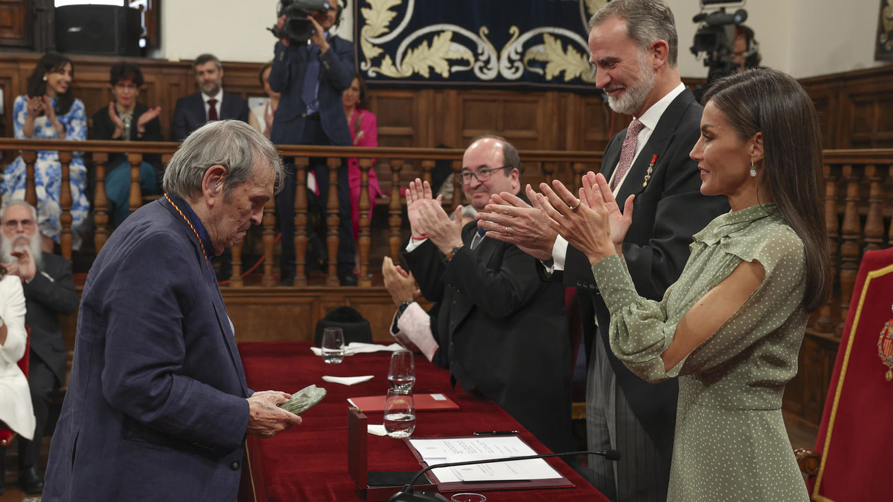 “Este es un honor que me sobrepasa”: Rafael Cadenas recibió el premio Miguel de Cervantes