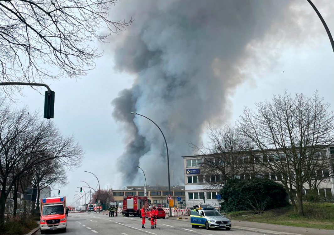 Incendio en un almacén de carros desata una nube tóxica en Alemania