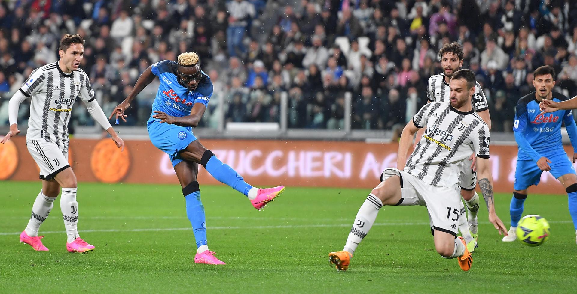 Napoli venció a Juventus a domicilio y con un toque de polémica