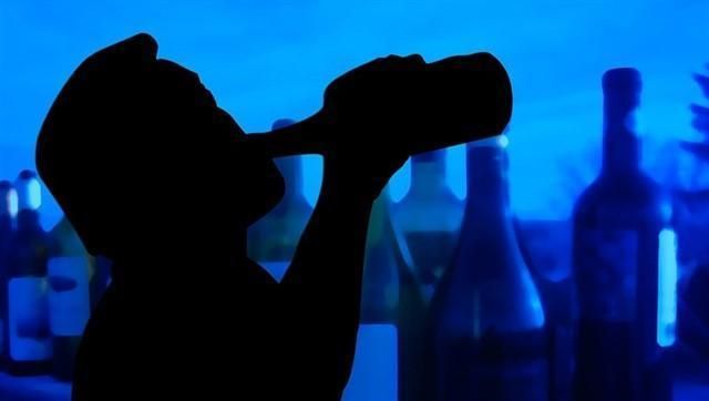 Mueren 27 personas en India tras beber alcohol adulterado