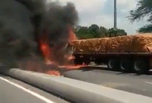 EN VIDEO: el incendio de una gandola desató el caos en la autopista Caracas – La Guaira