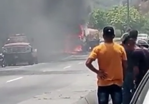 Reportan incendio de una gandola en la autopista Caracas – La Guaira este #27Abr (Video)