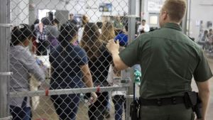 Unos 25 mil migrantes están en centros de detención en EEUU